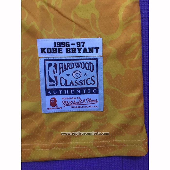 Camiseta Los Angeles Lakers Bape #24 Mitchell & Ness Amarillo